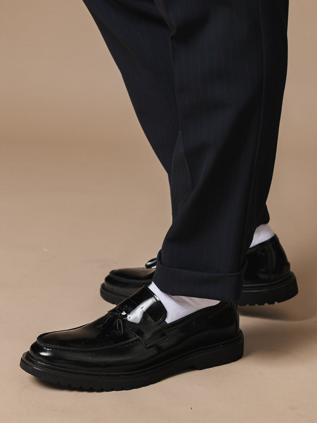 Черни лачени мокасини