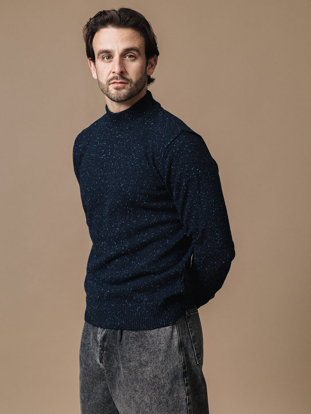 Син вълнен пуловер