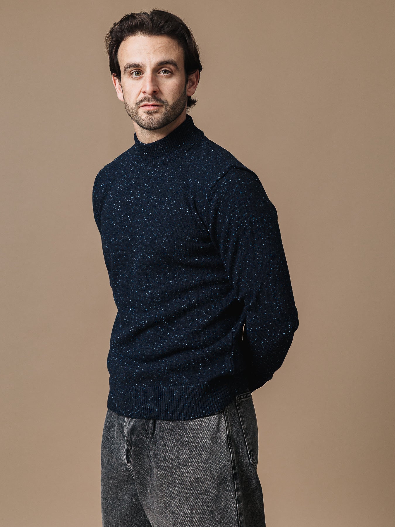 Син вълнен пуловер