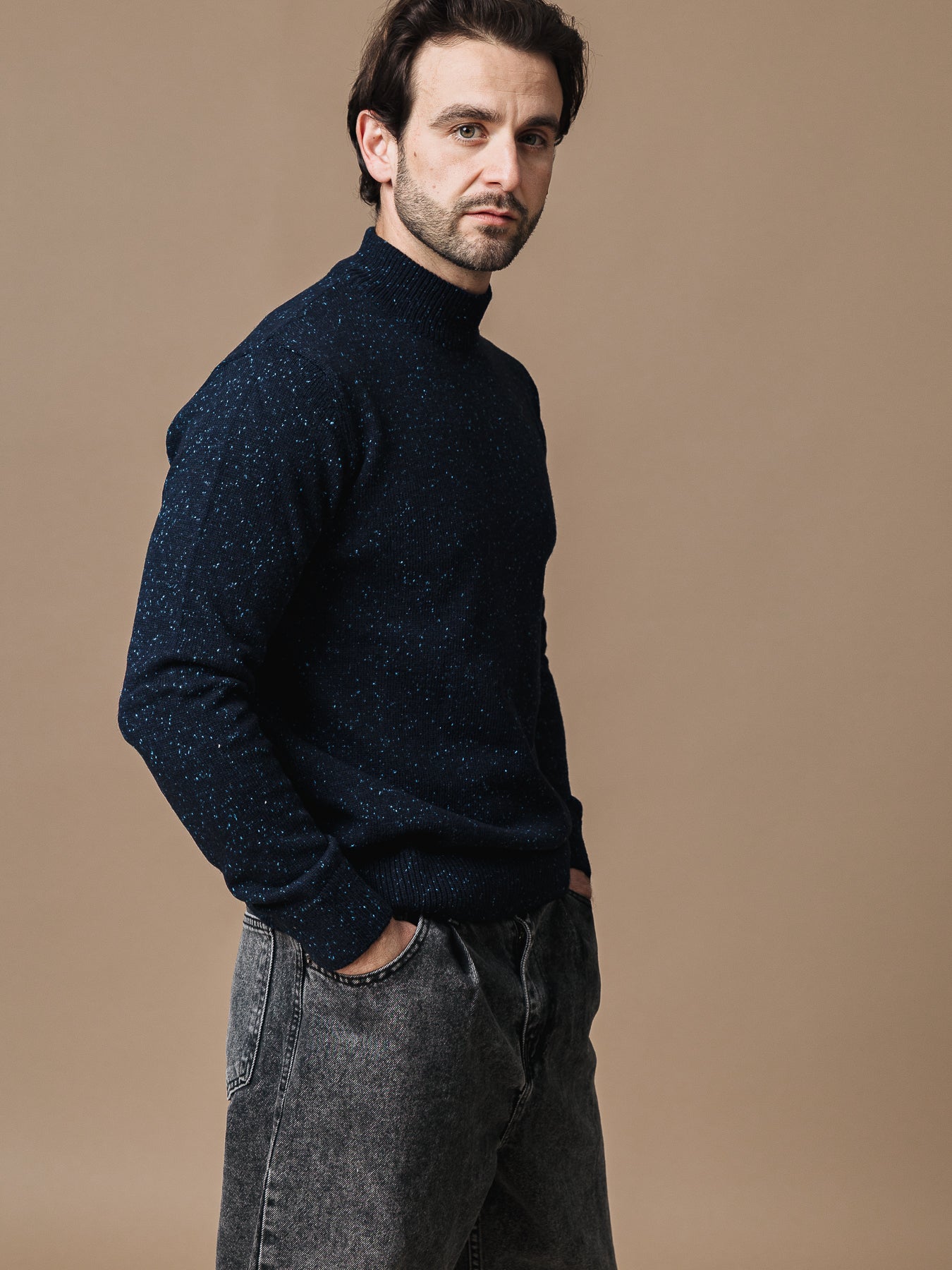 Син вълнен пуловер