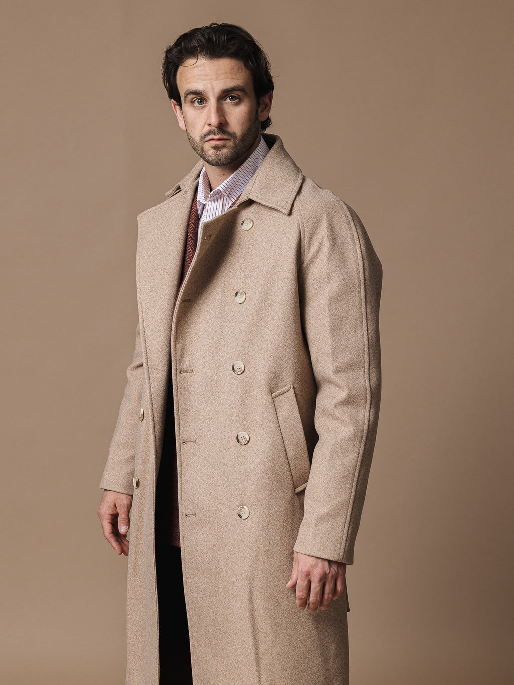 Бежово двуредно палто