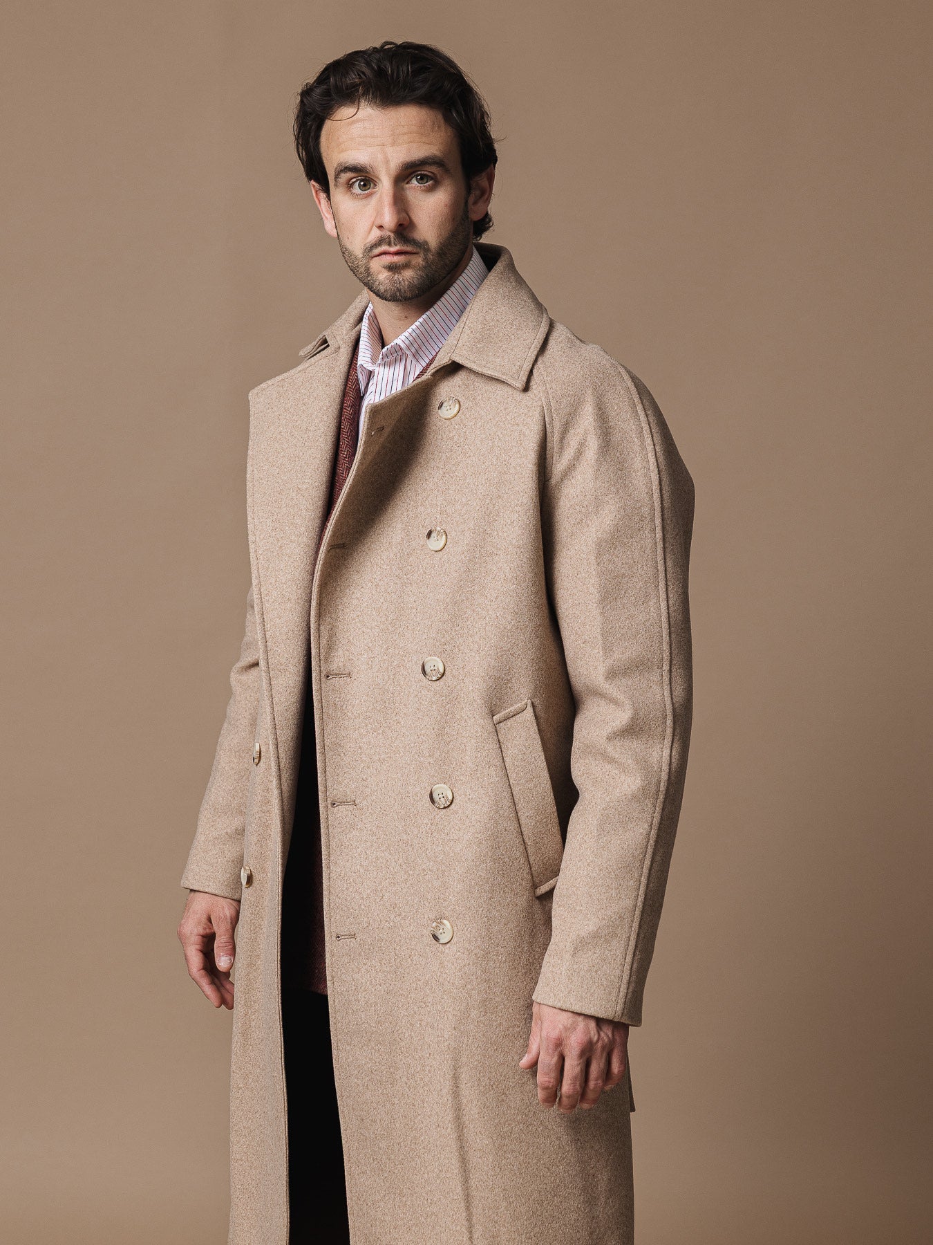 Бежово двуредно палто