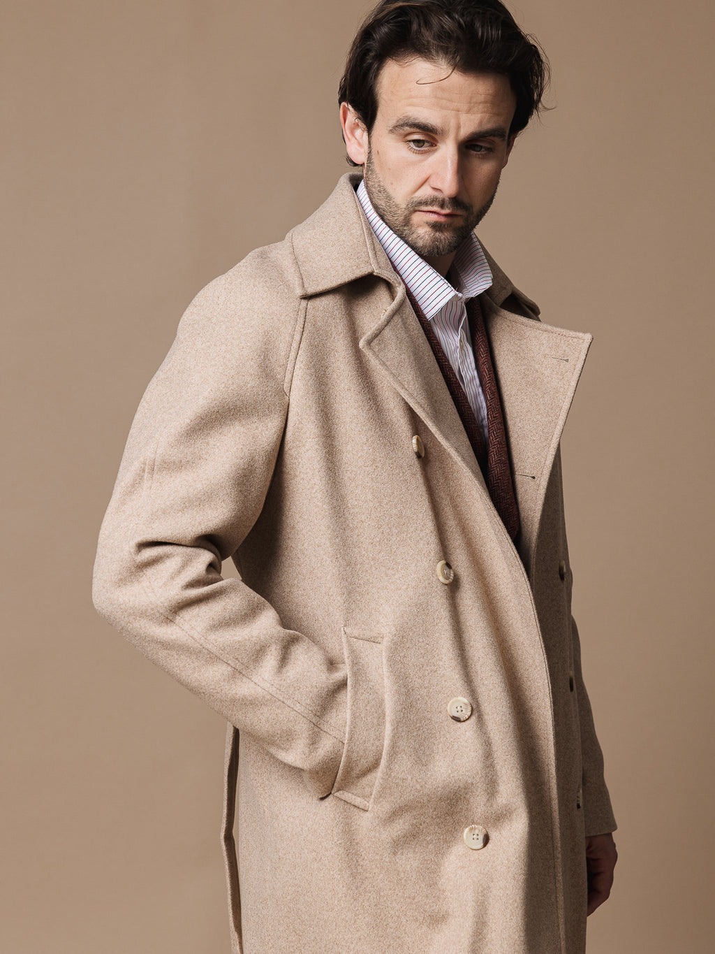 Бежово двуредно палто