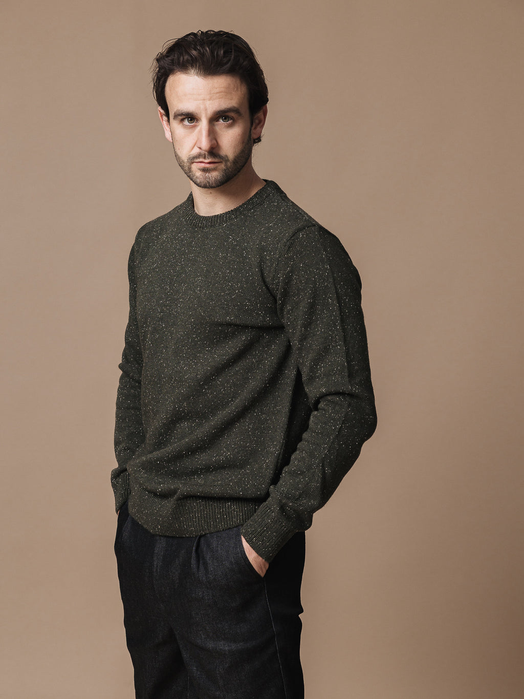 Зелен вълнен пуловер