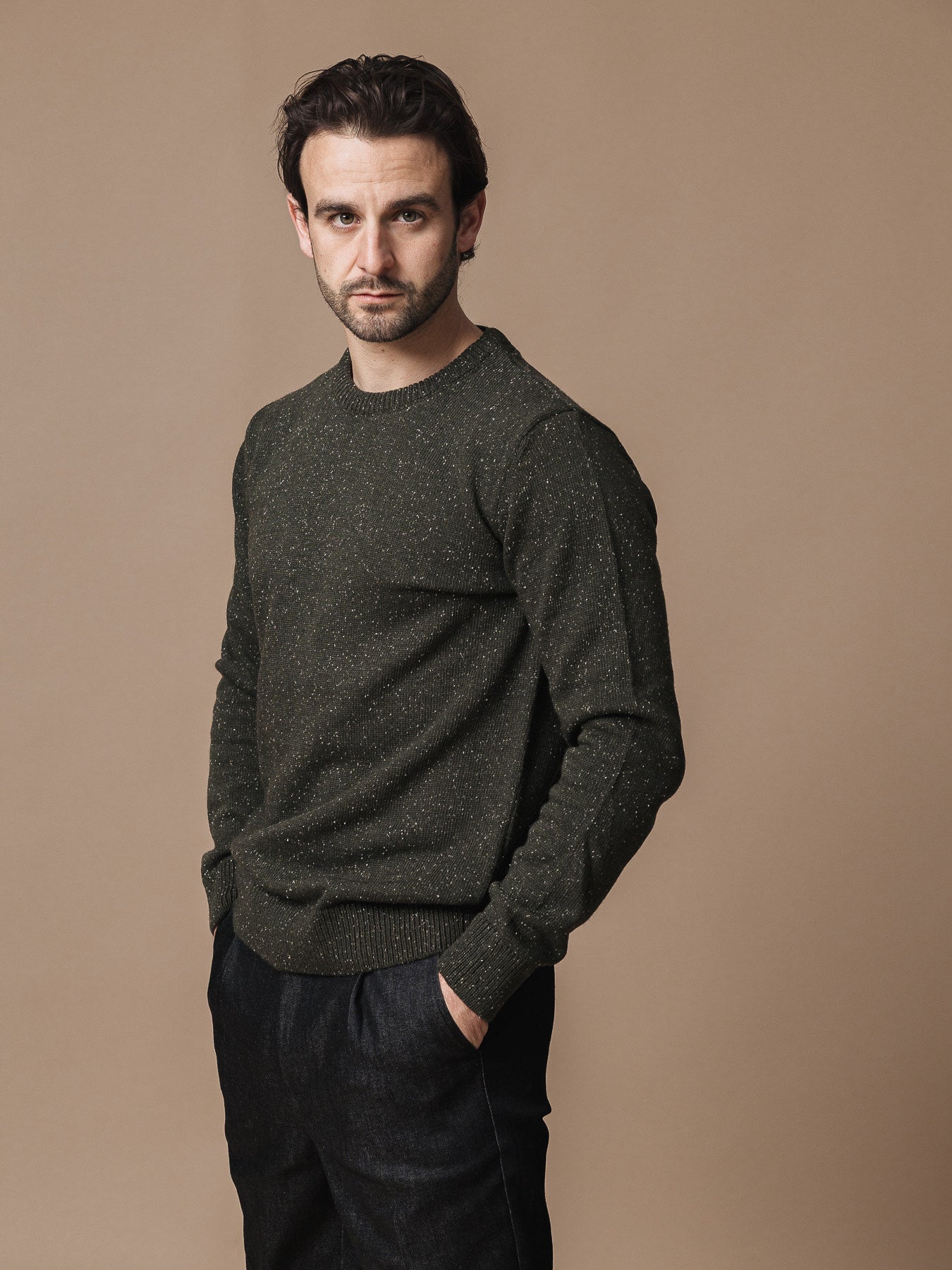 Зелен вълнен пуловер