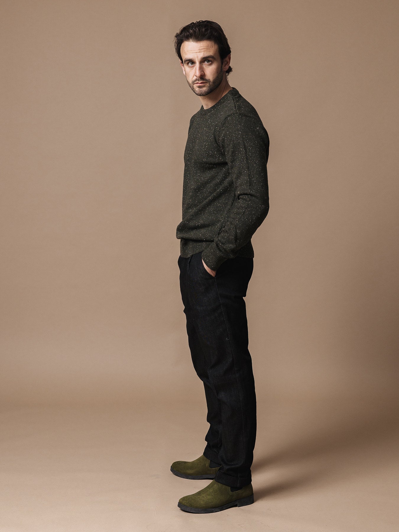 Зелен вълнен пуловер