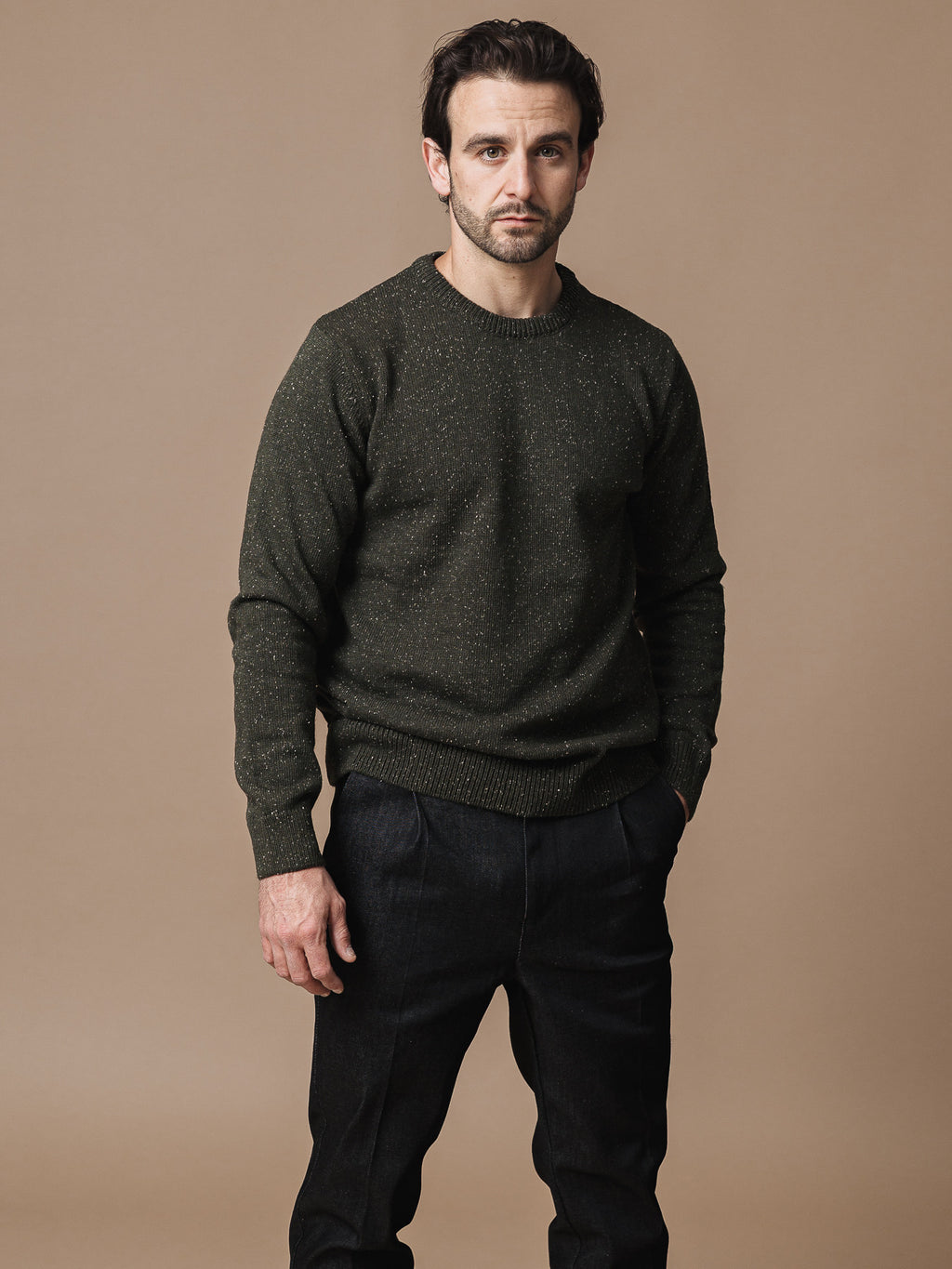 Зелен вълнен пуловер