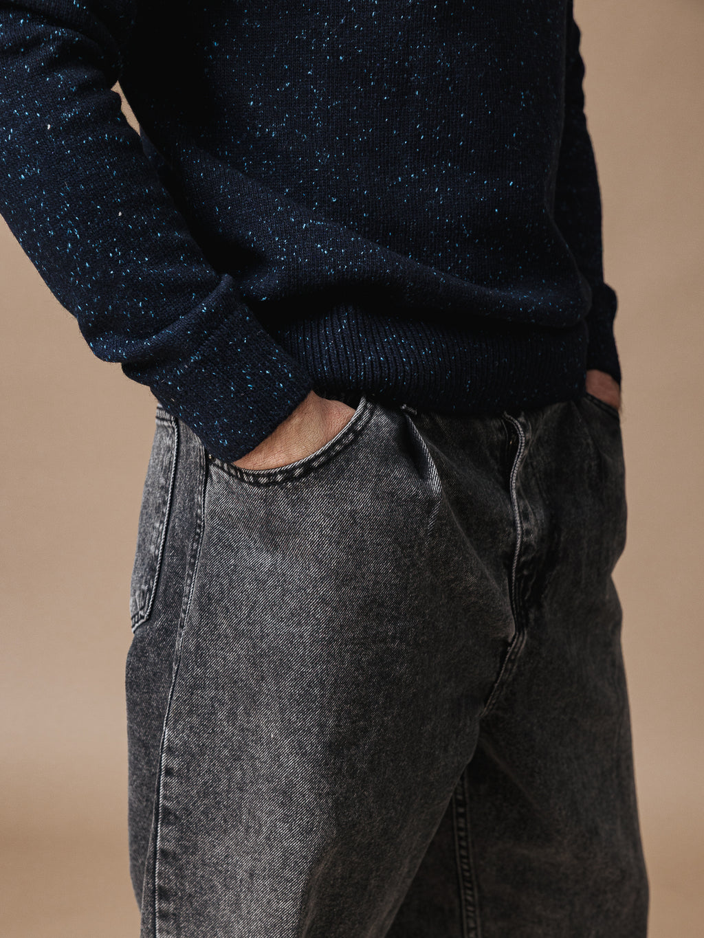 Тъмносиви дънки с басти