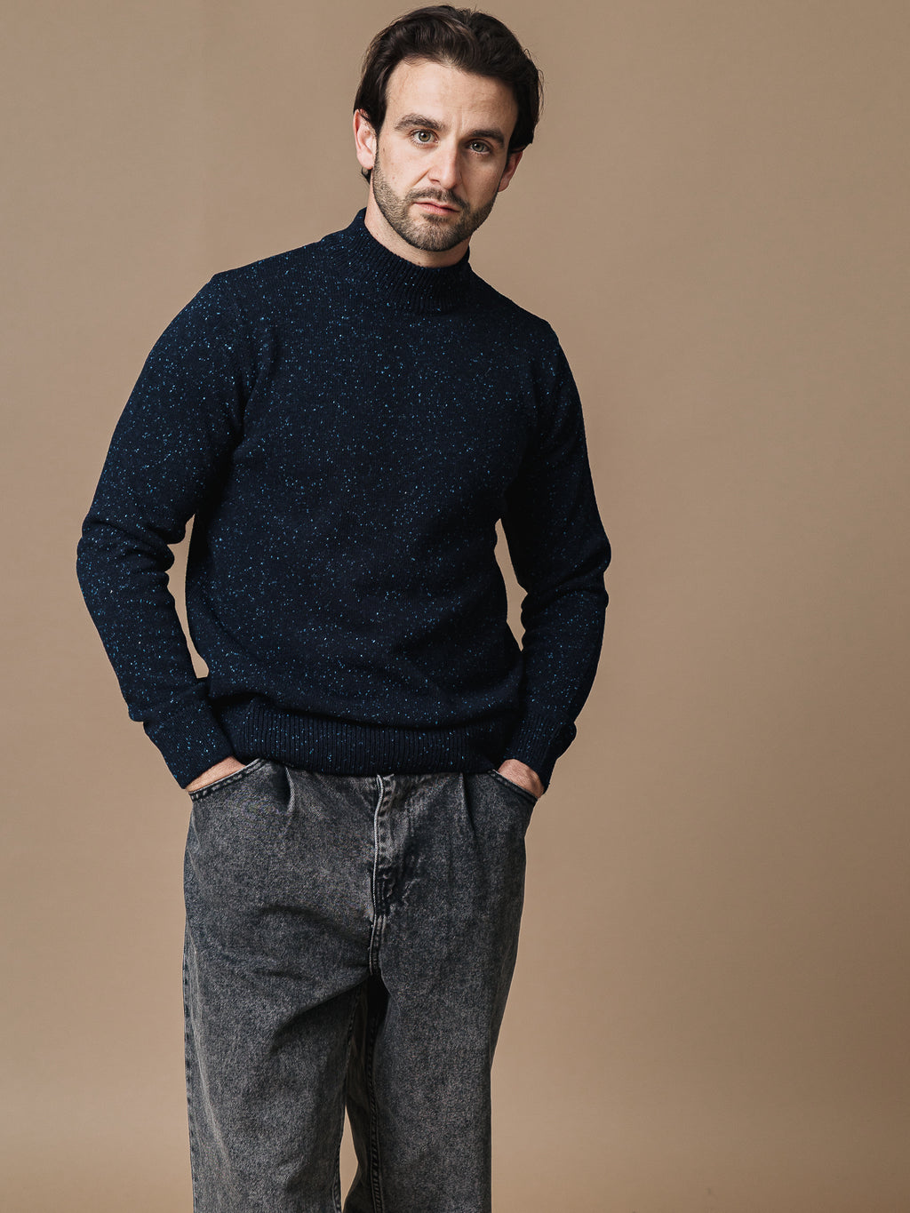 Тъмносиви дънки с басти